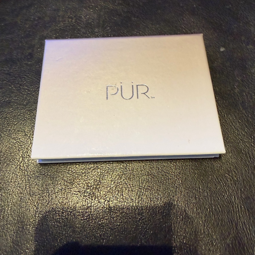 PÜR Minerals On Point Eyeshadow Palette in the shade Saturday compact case vegan